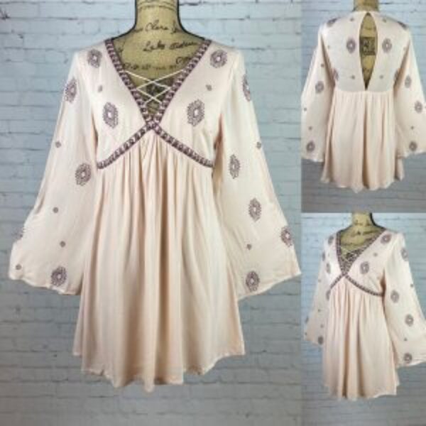 En Creme Embroidered Peasant Style Flared Sleeve Tunic/Top